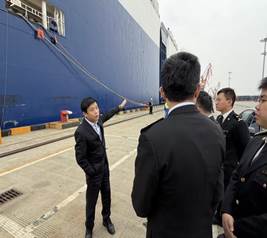 海关与公共管理学院2025级MPA研究生赴洋山海关参观学习，深入探访海关监管货物仓储服务